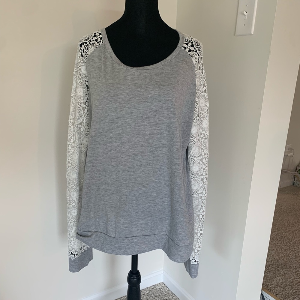 Open back, lace sleeves tunic top